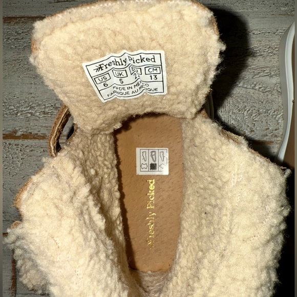 Freshly Picked Almond Sherpa Boots toddler size 6 in excellent condition unisex - Picture 9 of 12